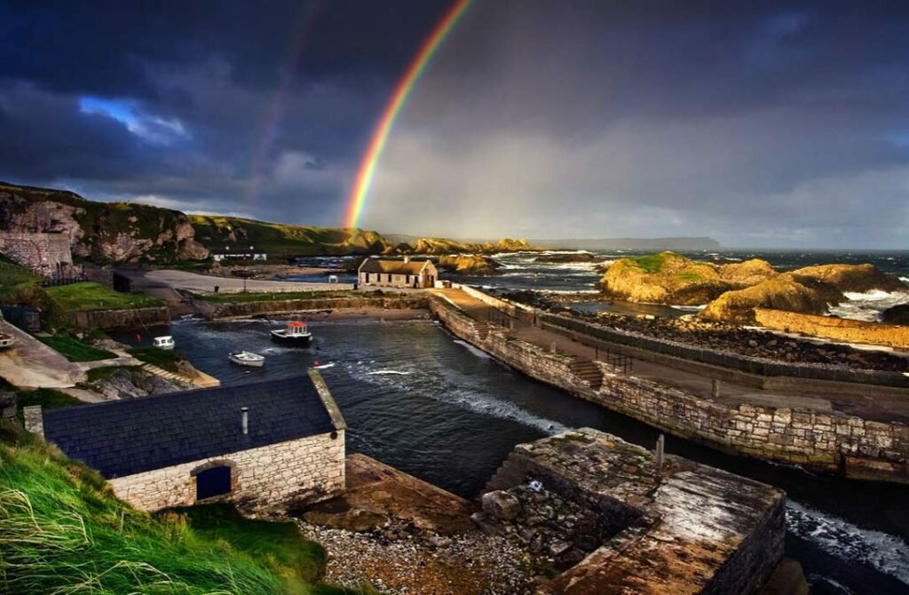 Уютный рыбацкий причал Ballintoy в графстве Антрим, Северная Ирландия.